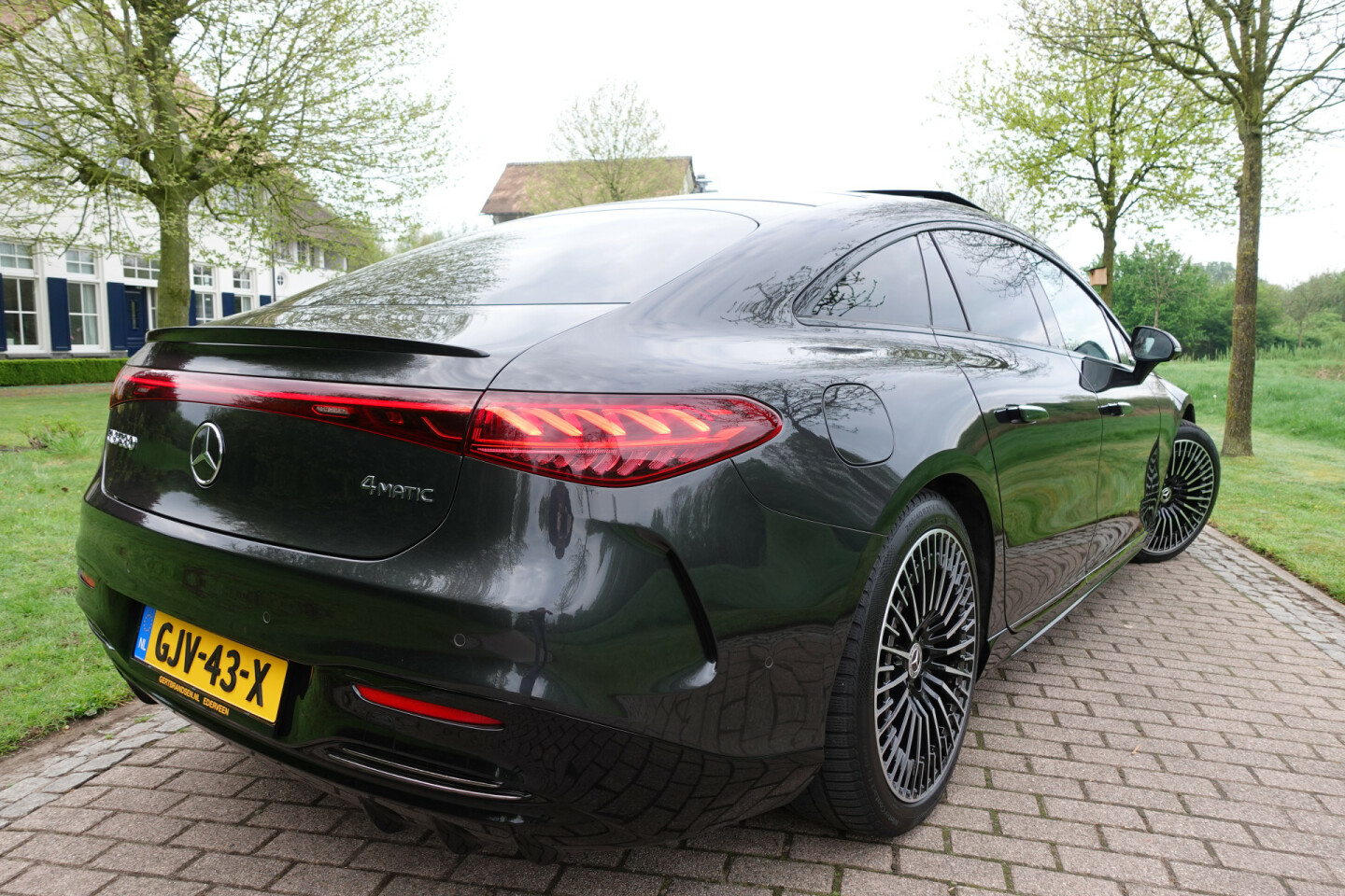 Mercedes-Benz-EQS-2